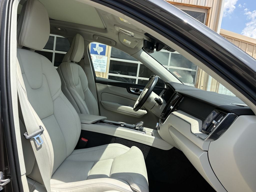 2022 Volvo XC60 B6 Inscription