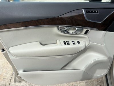 2016 Volvo XC90 T6 Momentum