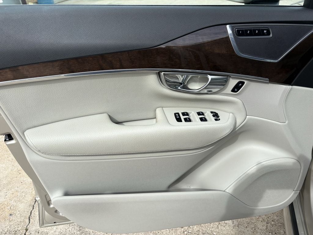 2016 Volvo XC90 T6 Momentum