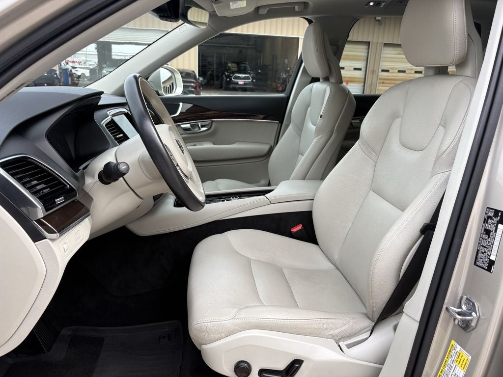 2016 Volvo XC90 T6 Momentum