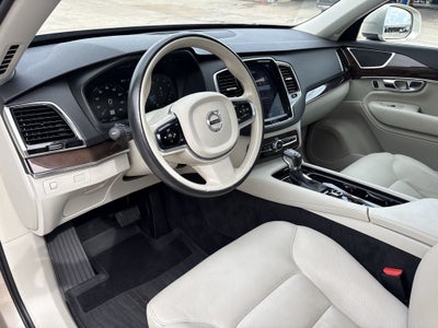 2016 Volvo XC90 T6 Momentum