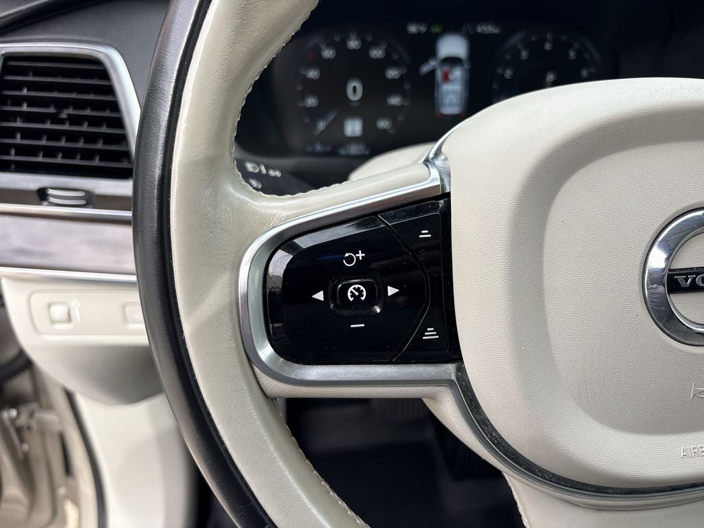 2016 Volvo XC90 T6 Momentum