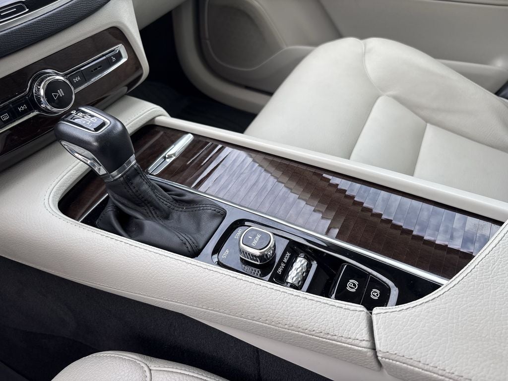 2016 Volvo XC90 T6 Momentum