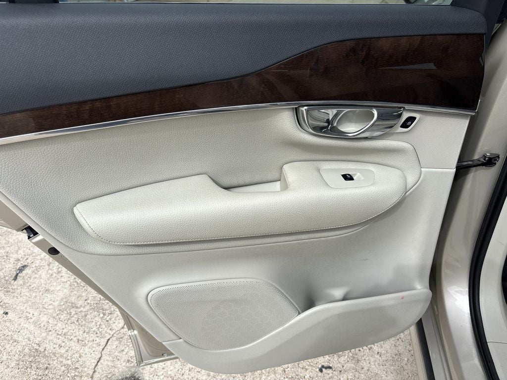 2016 Volvo XC90 T6 Momentum