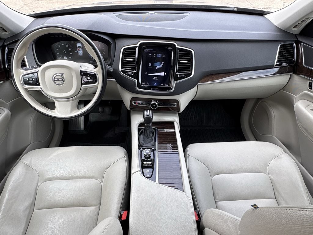 2016 Volvo XC90 T6 Momentum