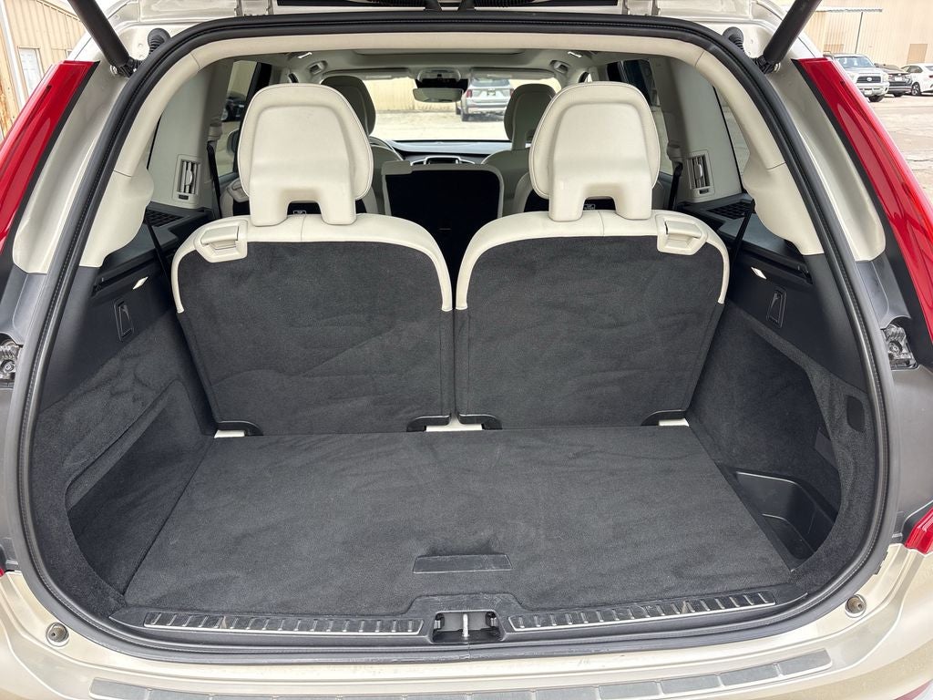 2016 Volvo XC90 T6 Momentum