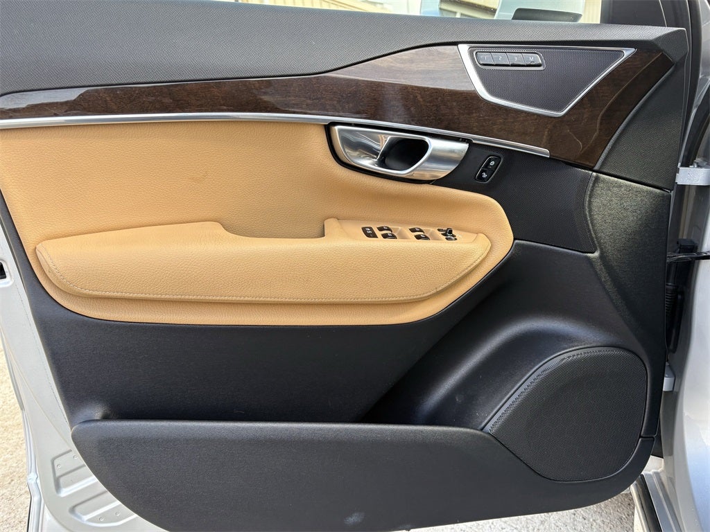 2017 Volvo XC90 T6 Momentum