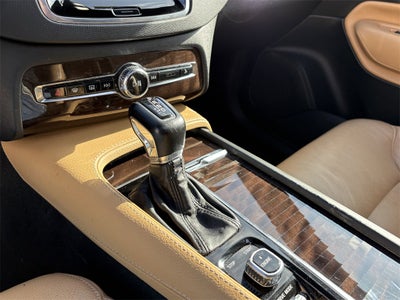 2017 Volvo XC90 T6 Momentum