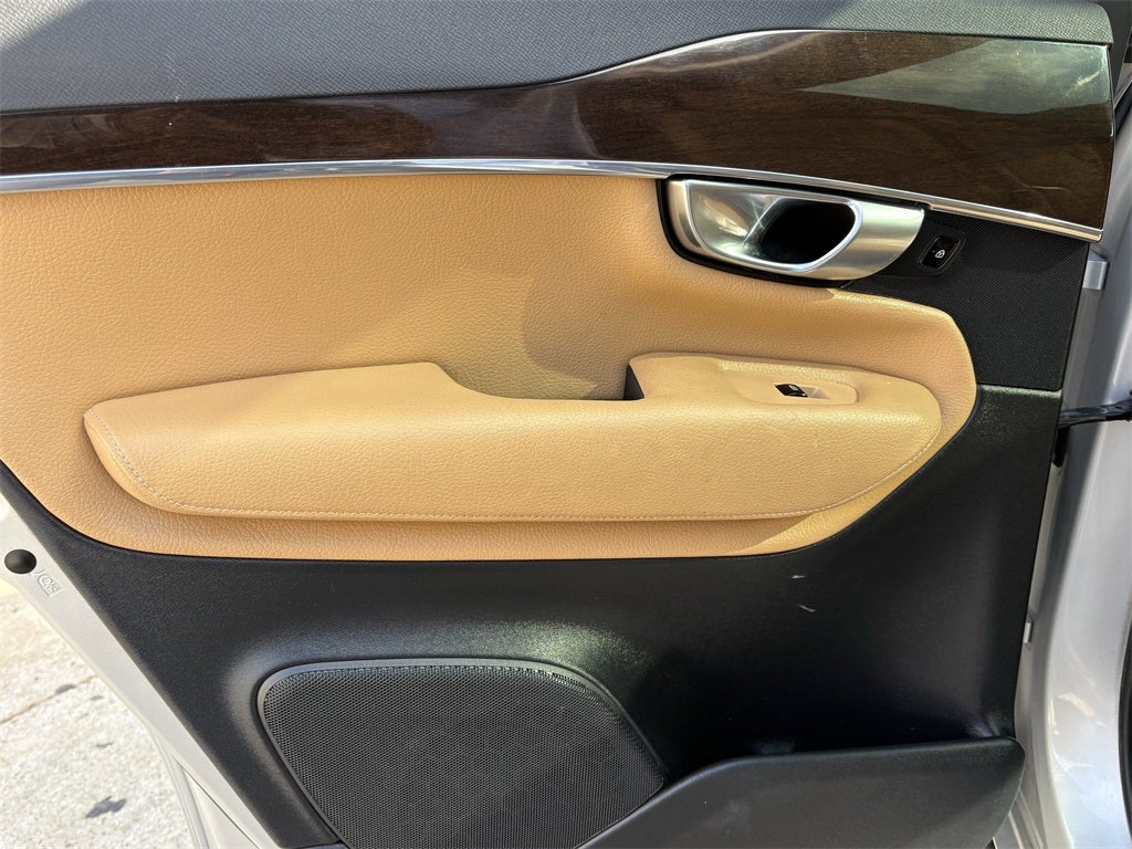 2017 Volvo XC90 T6 Momentum