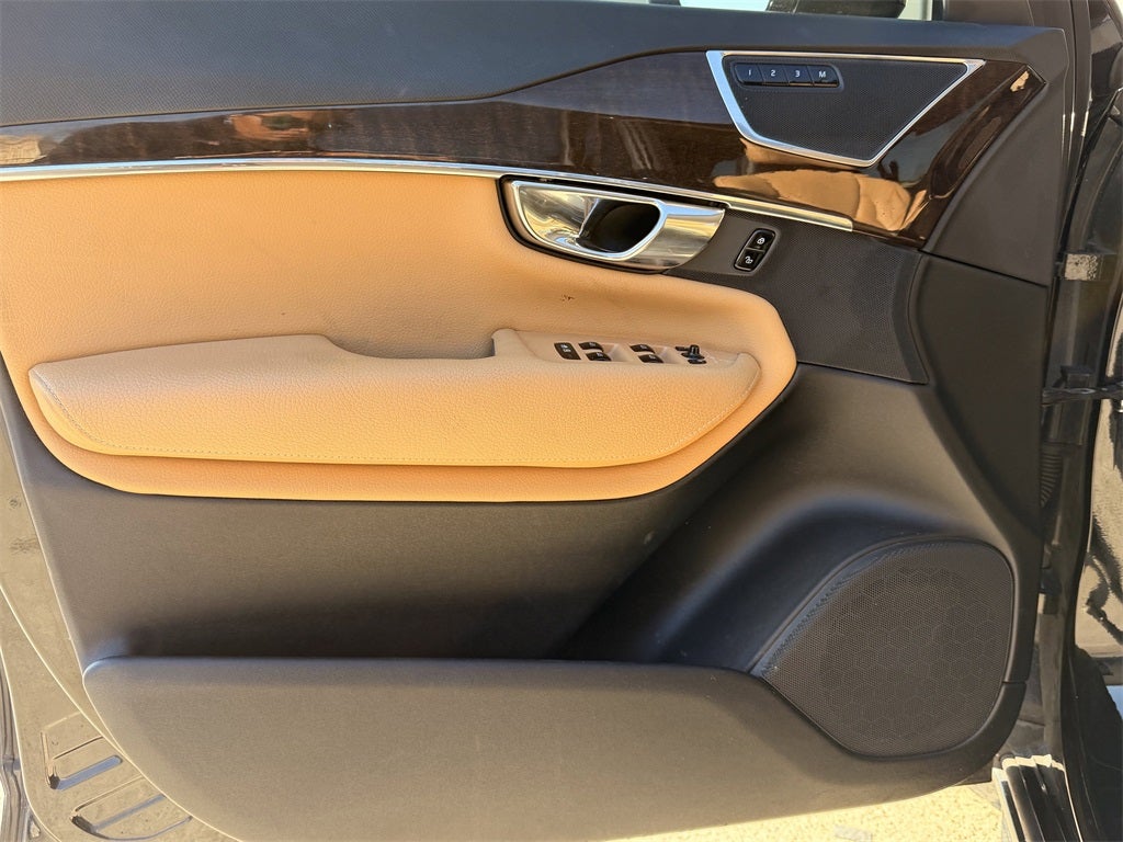 2016 Volvo XC90 T6 Momentum