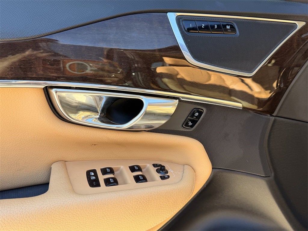 2016 Volvo XC90 T6 Momentum