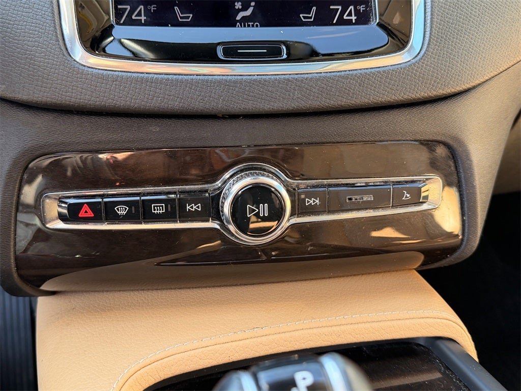 2016 Volvo XC90 T6 Momentum