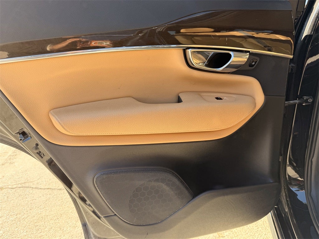 2016 Volvo XC90 T6 Momentum