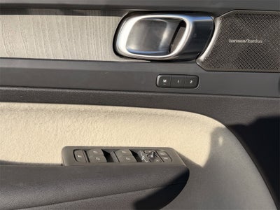 2023 Volvo XC40 Ultimate BRIGHT THEME