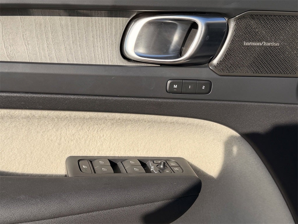 2023 Volvo XC40 Ultimate BRIGHT THEME