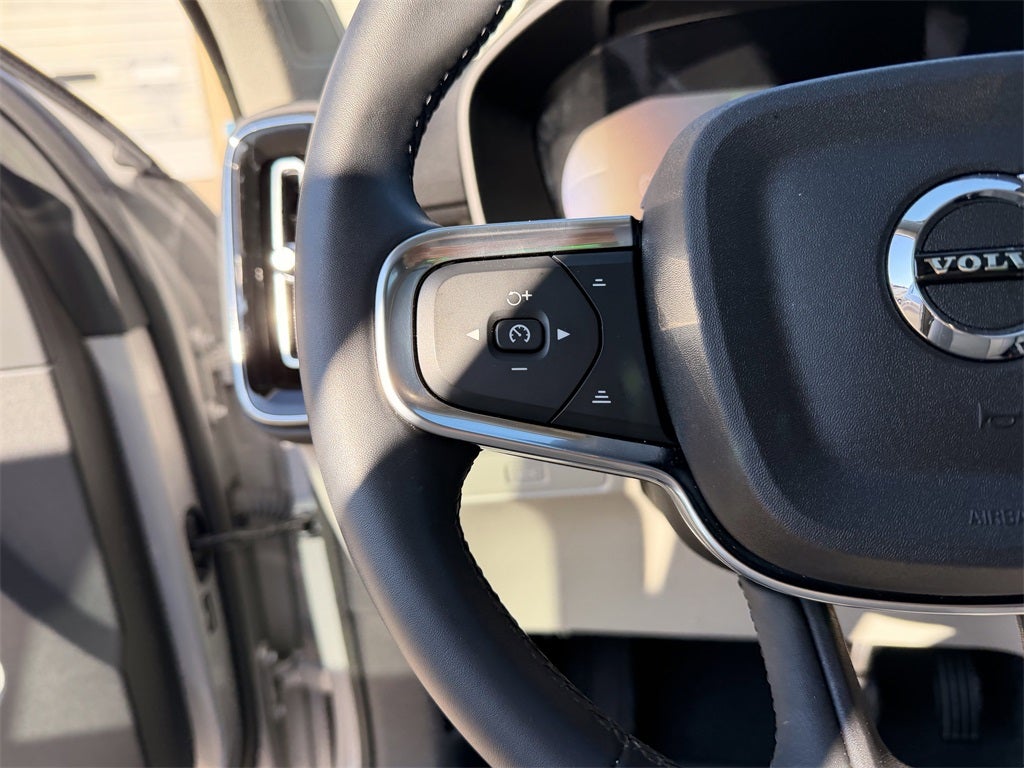 2023 Volvo XC40 Ultimate BRIGHT THEME