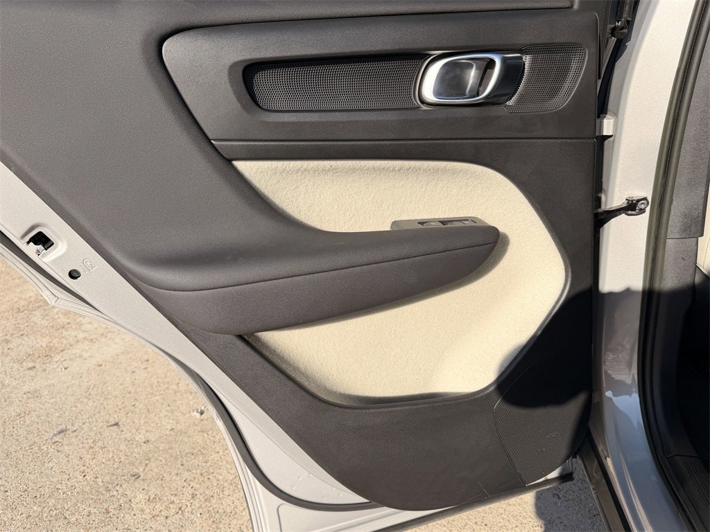 2023 Volvo XC40 Ultimate BRIGHT THEME