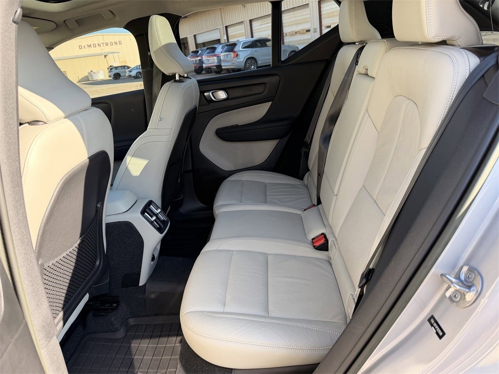 2023 Volvo XC40 Ultimate BRIGHT THEME