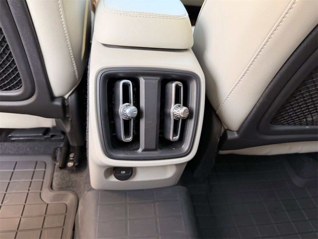 2023 Volvo XC40 Ultimate BRIGHT THEME