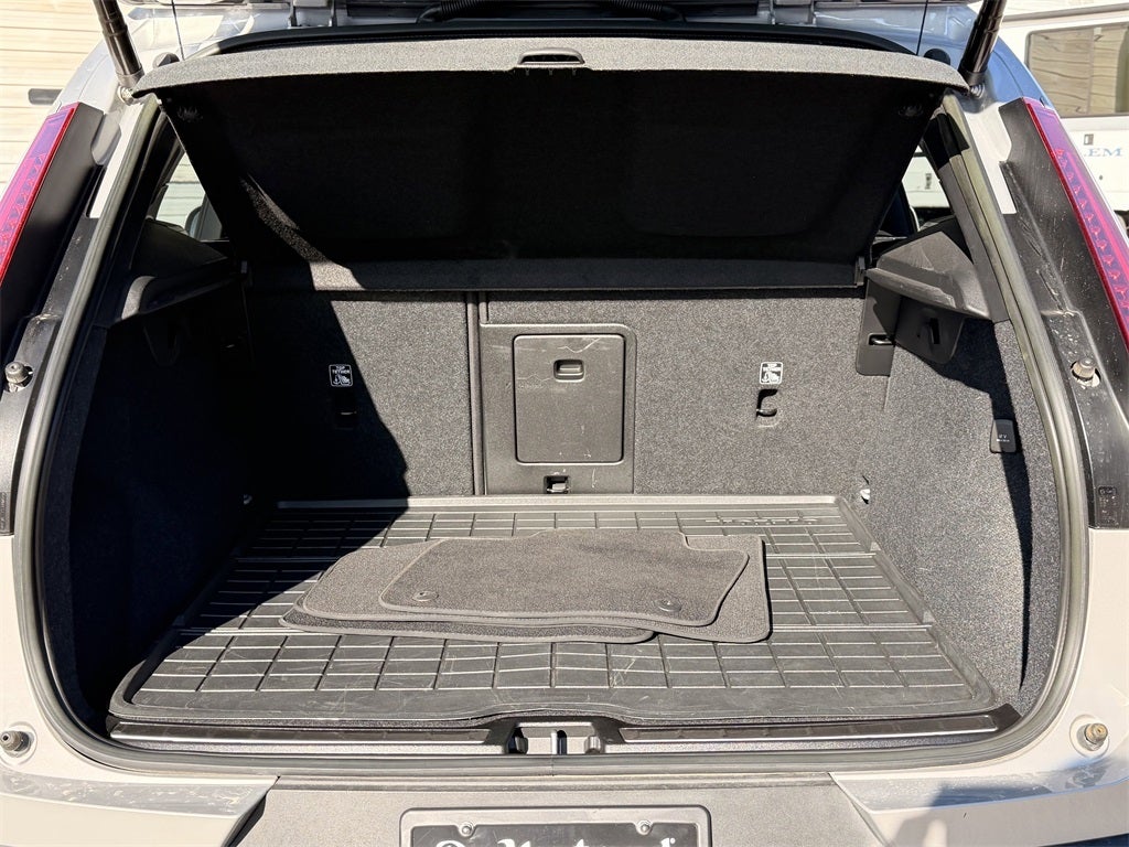 2023 Volvo XC40 Ultimate BRIGHT THEME