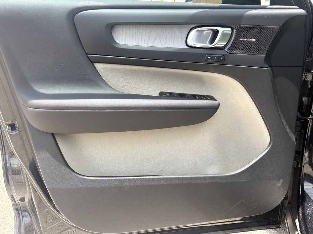 2025 Volvo XC40 B5 Ultra Dark Theme