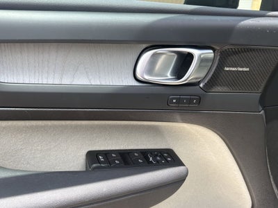 2025 Volvo XC40 B5 Ultra Dark Theme