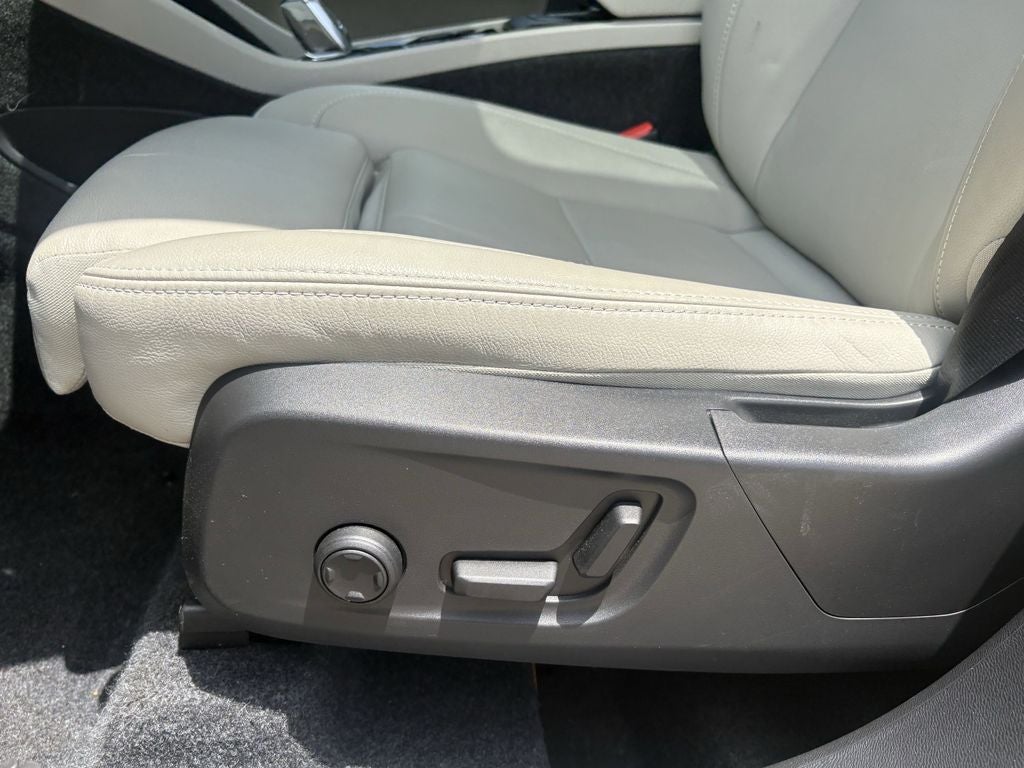 2025 Volvo XC40 B5 Ultra Dark Theme