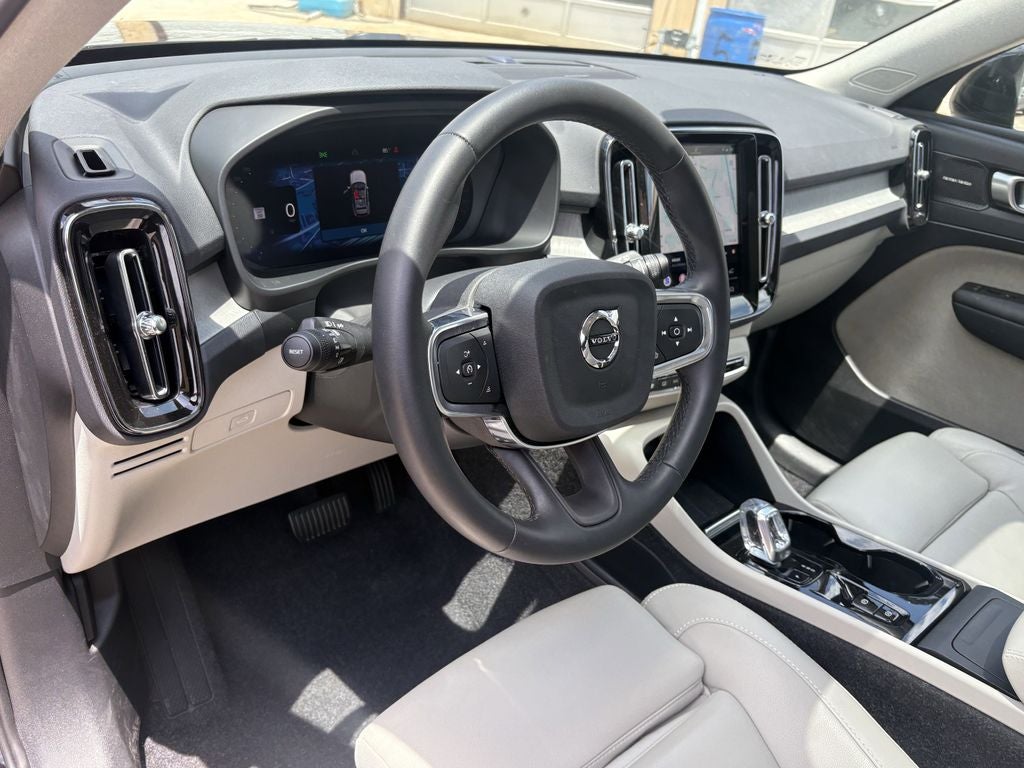 2025 Volvo XC40 B5 Ultra Dark Theme