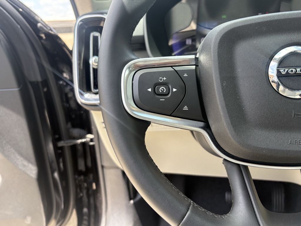 2025 Volvo XC40 B5 Ultra Dark Theme