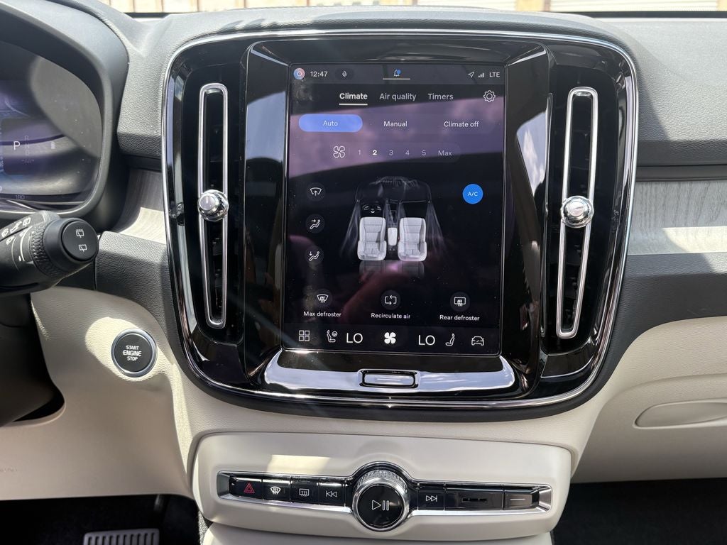 2025 Volvo XC40 B5 Ultra Dark Theme