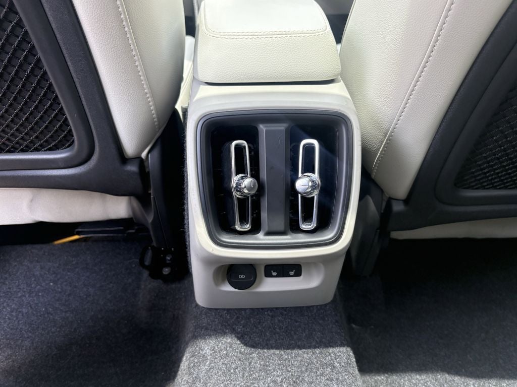 2025 Volvo XC40 B5 Ultra Dark Theme