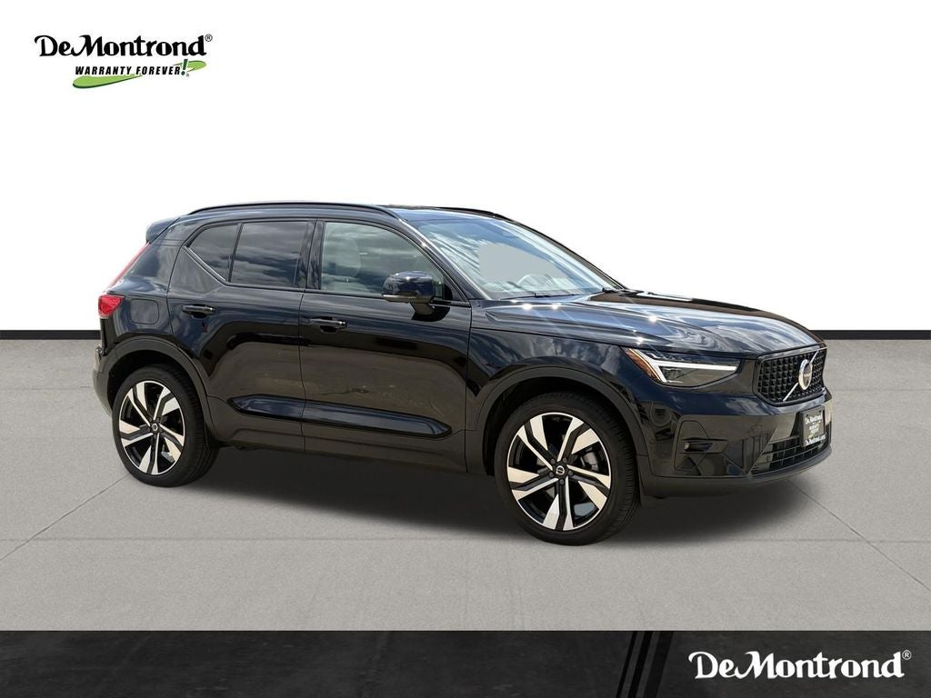 2025 Volvo XC40 B5 Ultra Dark Theme