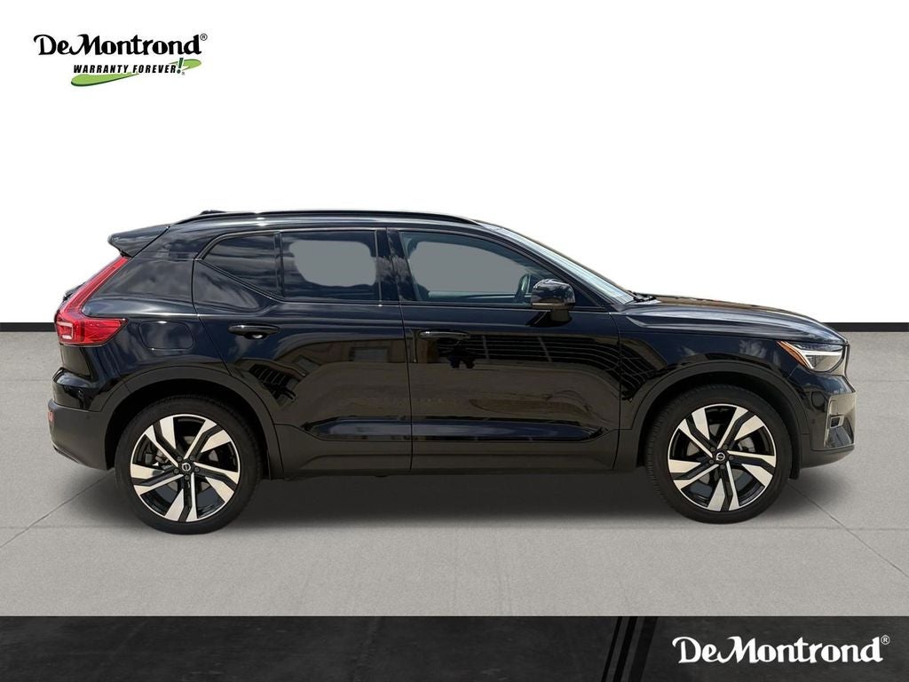 2025 Volvo XC40 B5 Ultra Dark Theme