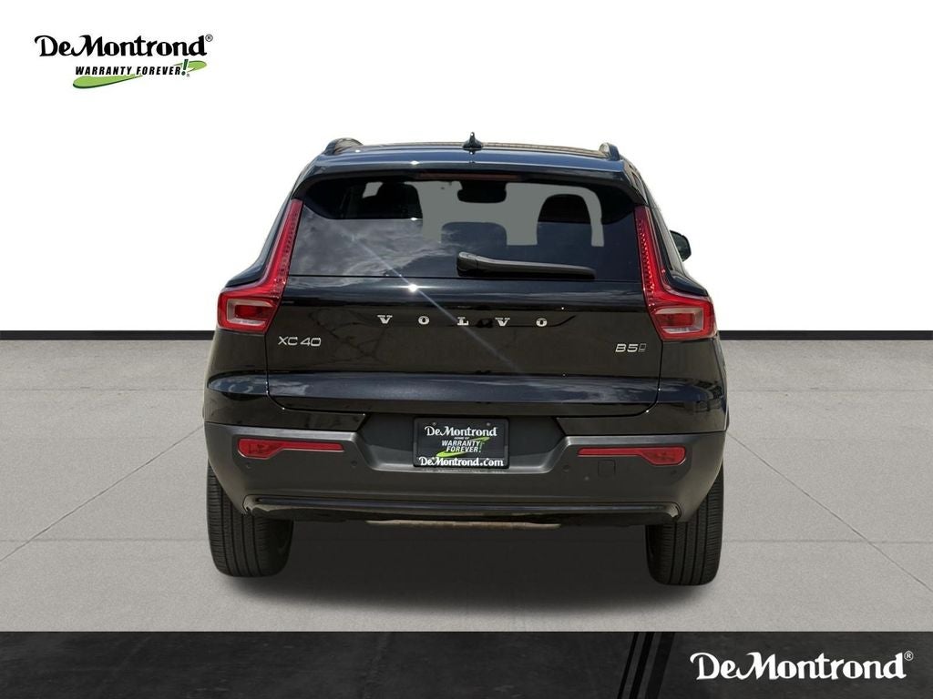2025 Volvo XC40 B5 Ultra Dark Theme