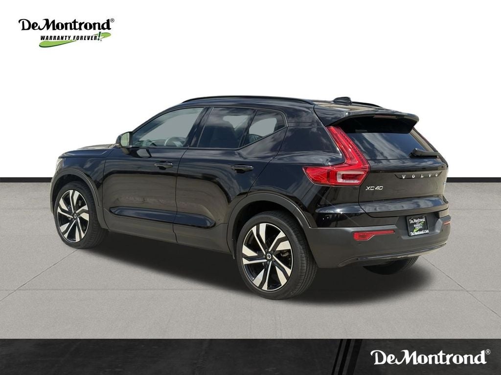2025 Volvo XC40 B5 Ultra Dark Theme