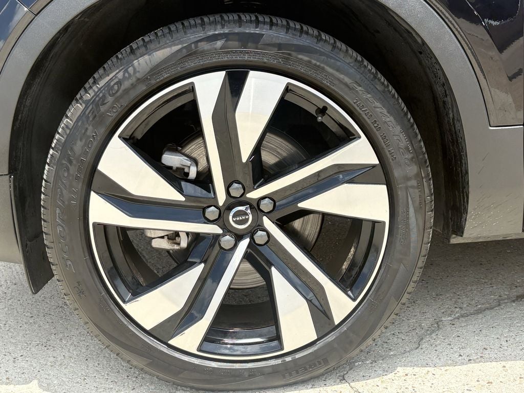 2025 Volvo XC40 B5 Ultra Dark Theme
