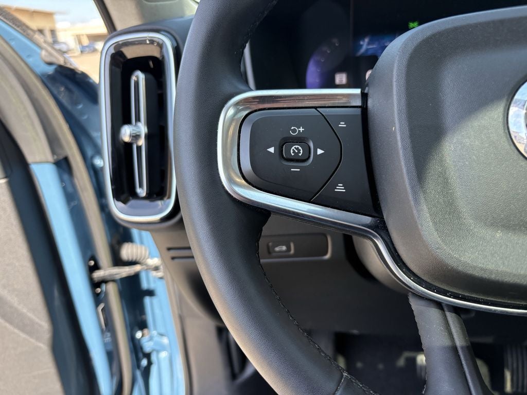 2023 Volvo XC40 B5 Plus Bright Theme
