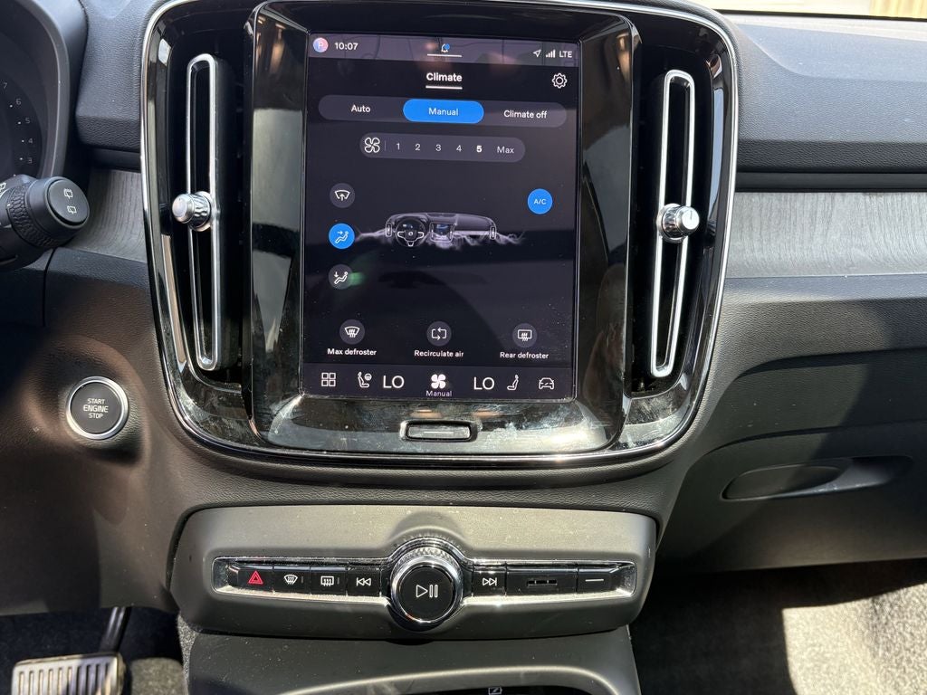 2023 Volvo XC40 B5 Plus Bright Theme