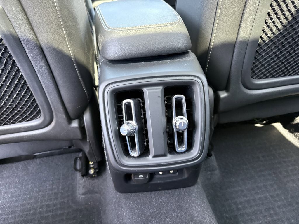 2023 Volvo XC40 B5 Plus Bright Theme