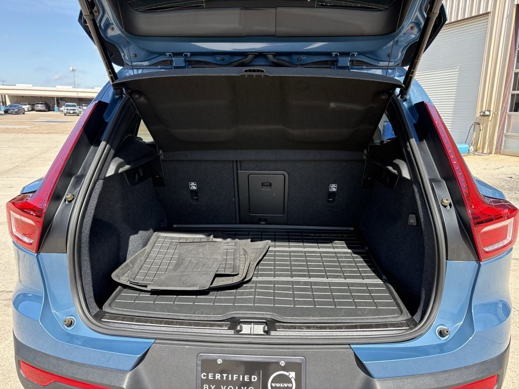 2023 Volvo XC40 B5 Plus Bright Theme