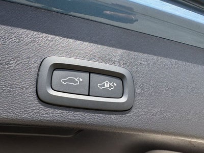 2023 Volvo XC40 B5 Plus Bright Theme