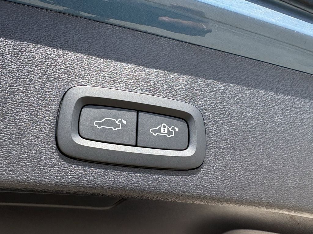 2023 Volvo XC40 B5 Plus Bright Theme