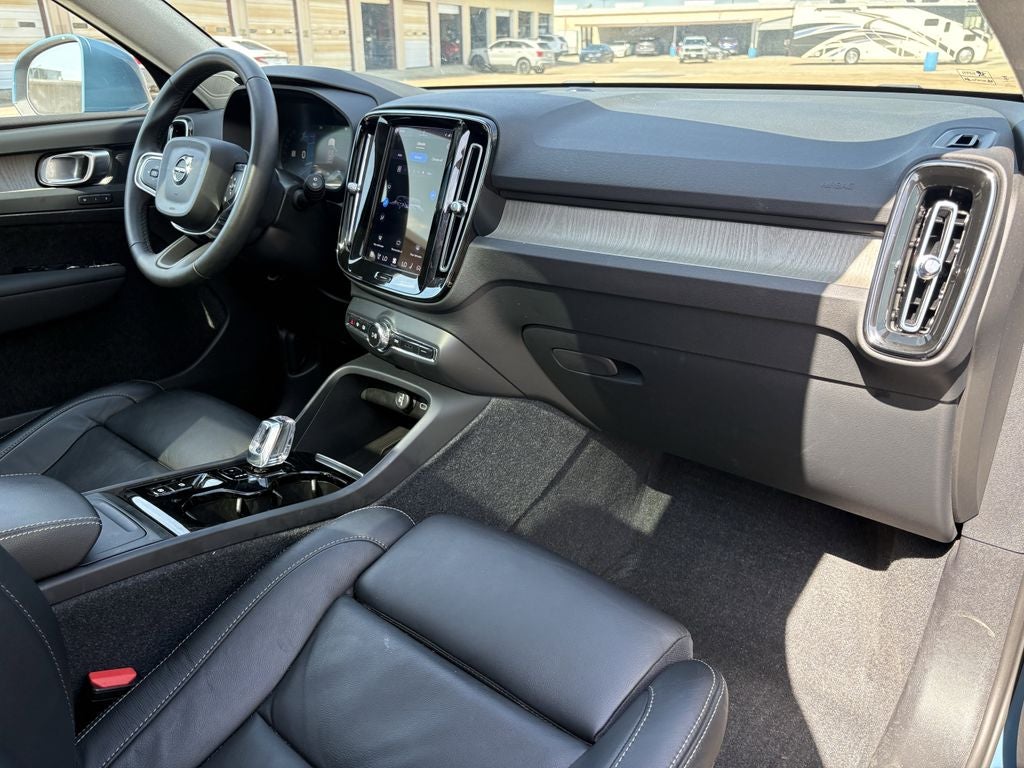 2023 Volvo XC40 B5 Plus Bright Theme