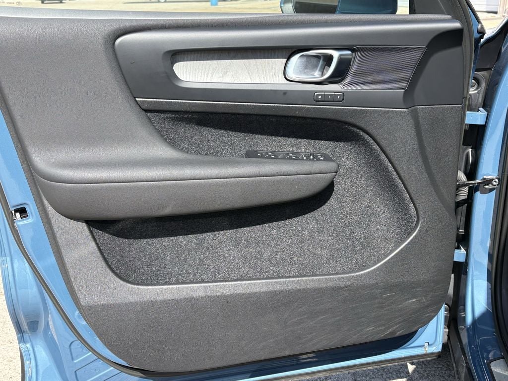 2023 Volvo XC40 B5 Plus Bright Theme