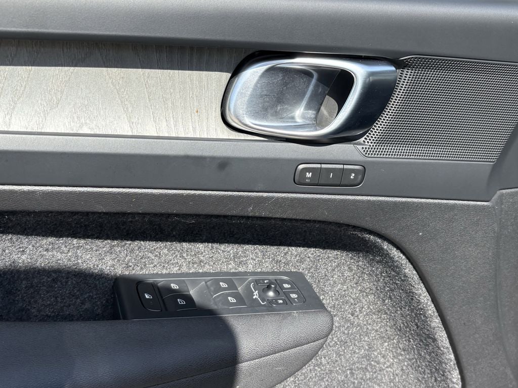 2023 Volvo XC40 B5 Plus Bright Theme