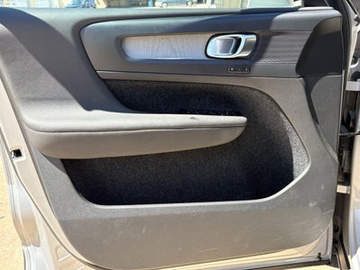 2023 Volvo XC40 B5 Plus Bright Theme