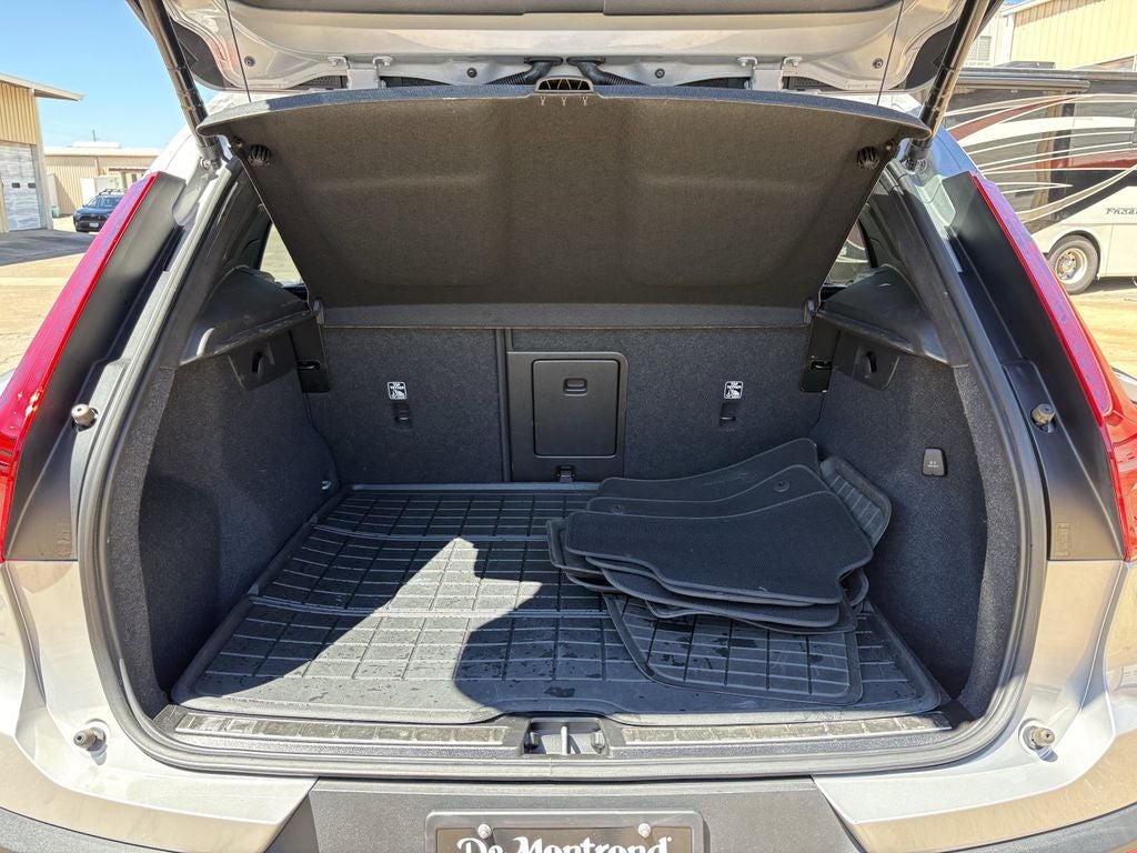2023 Volvo XC40 B5 Plus Bright Theme