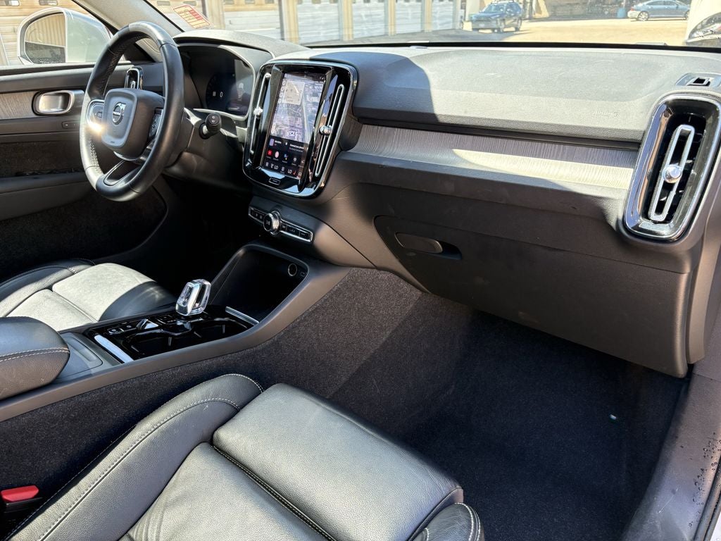 2023 Volvo XC40 B5 Plus Bright Theme