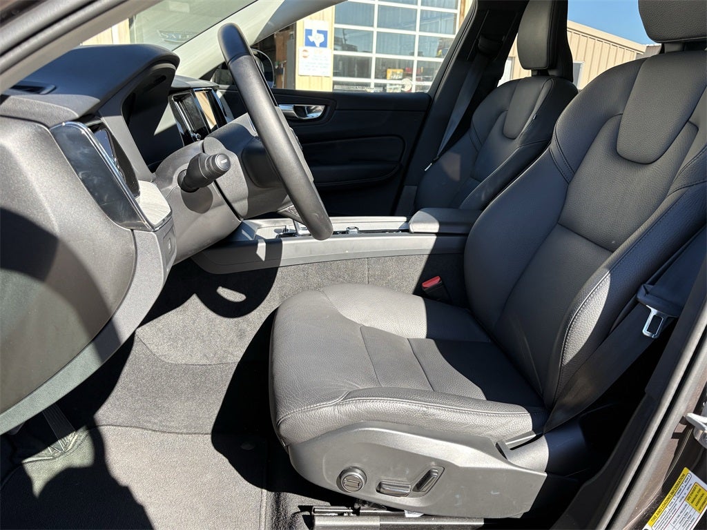 2025 Volvo XC60 B5 Plus